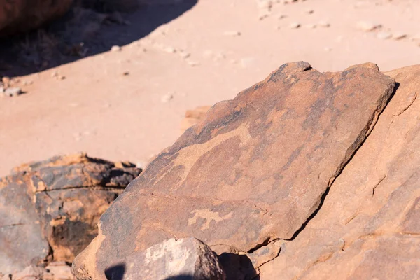 トゥウェイフルフォンテーン、観光名所やナミビア、アフリカでの旅行先で有名な先史時代の岩の彫刻. — ストック写真