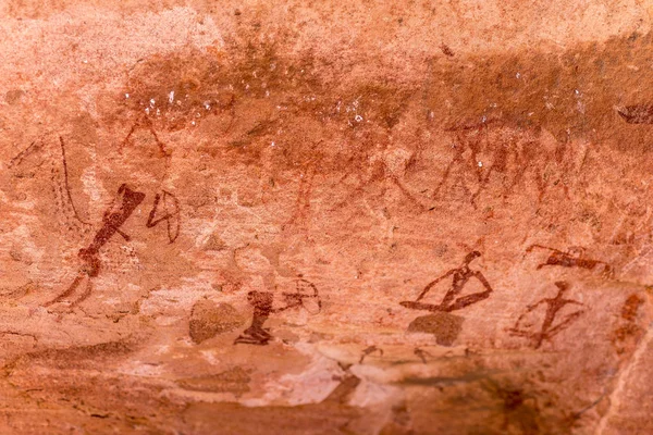 Los famosos grabados rupestres prehistóricos en Twyfelfontein, atracción turística y destino turístico en Namibia, África . — Foto de Stock