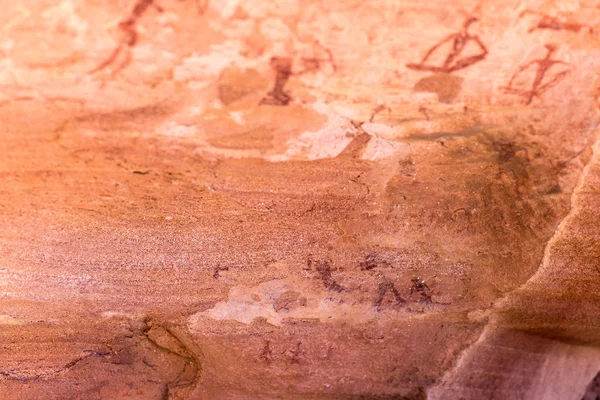 Los famosos grabados rupestres prehistóricos en Twyfelfontein, atracción turística y destino turístico en Namibia, África . — Foto de Stock