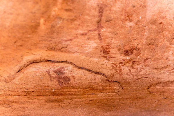 Ünlü Tarih öncesi kaya kabartmaları Twyfelfontein, turistik ve Namibya, Afrika seyahat hedef. — Stok fotoğraf