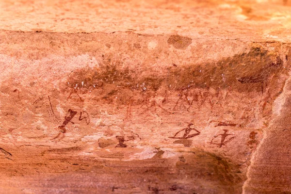 De beroemde prehistorische rock gravures op Twyfelfontein, toeristische trekpleister en reisbestemming in Namibië, Afrika. — Stockfoto