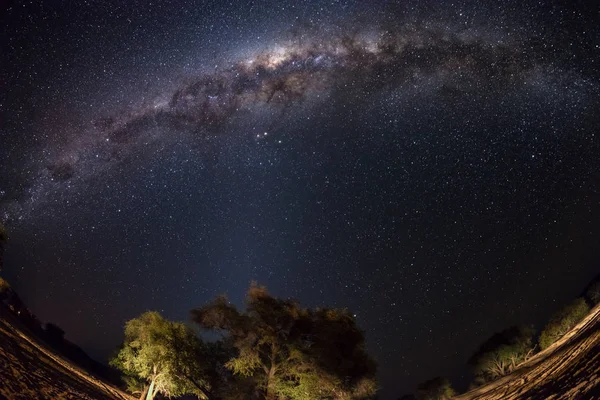 Έναστρο ουρανό και Milky Way τόξου, με καταχώρηση του φωτεινά πολύχρωμα πυρήνα, συλλαμβάνονται με φακό fisheye από την έρημο Namib στη Ναμίμπια, στην Αφρική. Περιπέτειες στην άγρια φύση. — Φωτογραφία Αρχείου