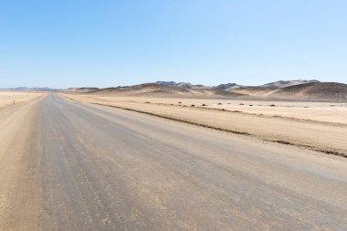 Namib Çölü 'nü geçen tuzlu yol, görkemli Namib Naukluft Ulusal Parkı, Namibya, Afrika' daki en iyi seyahat noktası. Walvis Körfezi 'nden Swakopmund' a, Henties Körfezi 'nden İskelet Sahili' ne.