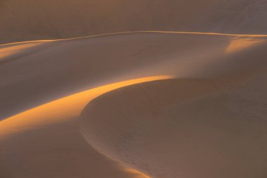 Sırtlar ve kum tepeleri'nın görkemli Namib Naukluft Milli Parkı, doğal turizm ve seyahat cazibe Namibya şekilleri üzerinde yumuşak güneş ışığı. Macera ve keşif Afrika.