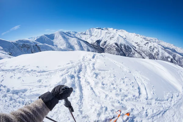 個人主観アルペン スキーヤーの雪に覆われた斜面スキーを開始する準備ができています。イタリアのアルプスの広大な魚眼パノラマは澄んだ青い空です。ワンダー ラストと山での冒険の概念. — ストック写真