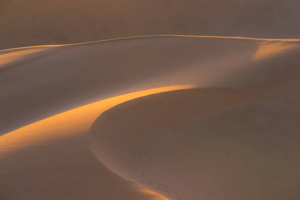 Morbida luce solare su creste e forme di dune di sabbia nel maestoso Namib Naukluft National Park, attrazione turistica e turistica panoramica in Namibia. Avventura ed esplorazione in Africa . — Foto Stock