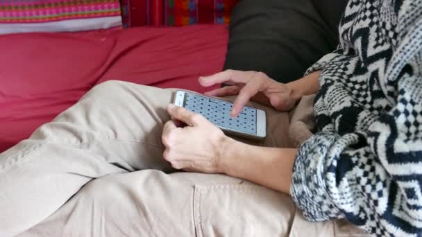 Mujer jugando sudoku por smartphone. Primer plano de manos y dedos. Persona y dispositivo irreconocibles . — Vídeos de Stock