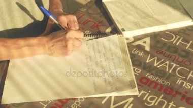 Öğrenci okuma ve el yazısı evrak ve belgeleri üstünde okul sırası. Seçici odak, yandan yakın çekim, iç ev. Evde çalışma kavramı.