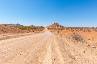 Twyfelfontein, görkemli Damaraland Brandberg, doğal olarak, renkli çöl geçiş çakıl 4 x 4 yol seyahat hedef Namibya, Afrika.