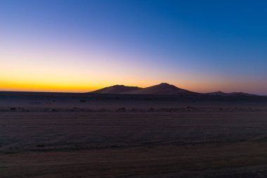 Namib Çölü, Namibya, Afrika üzerinden renkli gün batımı. Arka ışık Namib Naukluft Milli Parkı, Swakopmund doğal kumulları.