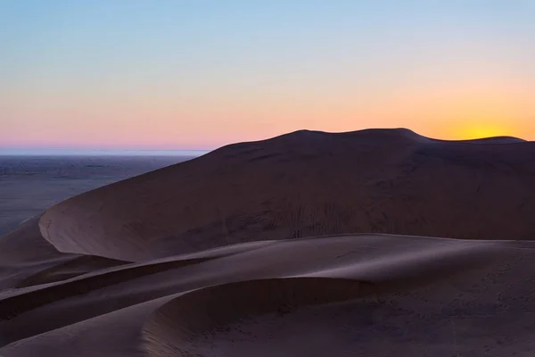 Colorido atardecer sobre el desierto de Namib, Namibia, África. Escénicas dunas de arena a contraluz en el Parque Nacional Namib Naukluft, Swakopmund . — Foto de Stock