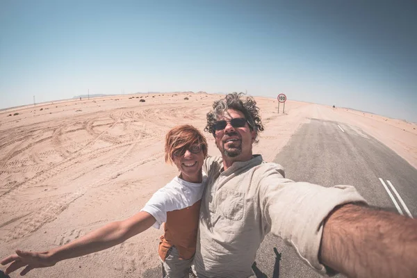 Yetişkin çift yol Namib Naukluft Milli Parkı, Namib Çölü'nde ana selfie alarak hedef Namibya, Afrika, seyahat. Balıkgözü görünümü. — Stok fotoğraf