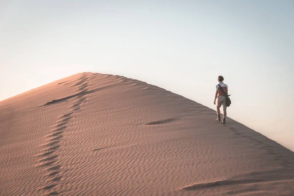 Tourist walking on the scenic dune 7 at Walvis Bay, Namib desert, Namib Naukluft National Park, Namibia. Afternoon light. Adventure and exploration in Africa. Toned image. — Stock Photo, Image