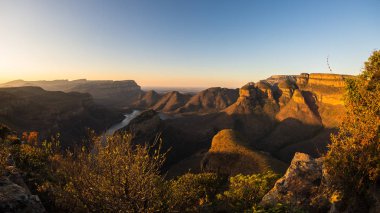 Blyde River Canyon, ünlü seyahat hedef Güney Afrika. Dağ sırtlar üzerinde son güneş ışığı. Ultra geniş açılı görünüş yukarıdan.