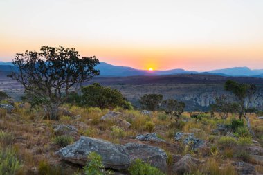 Blyde River Canyon, ünlü seyahat hedef Güney Afrika Plato üzerinde gün batımı. Dağ sırtlar doğal günbatımı ışığı.