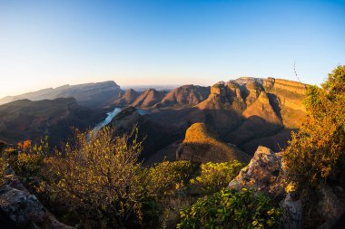 Blyde River Canyon, ünlü seyahat hedef Güney Afrika. Dağ sırtlar üzerinde son güneş ışığı. Yukarıdan balıkgözü görünümü.