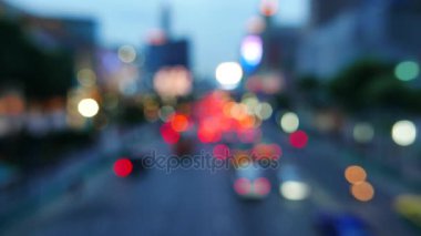 Ufuk trafik ve şehir ışıkları alacakaranlıkta kentsel büyük Caddesi üzerinde. Ratchadamri Road, Bangkok, Tayland.