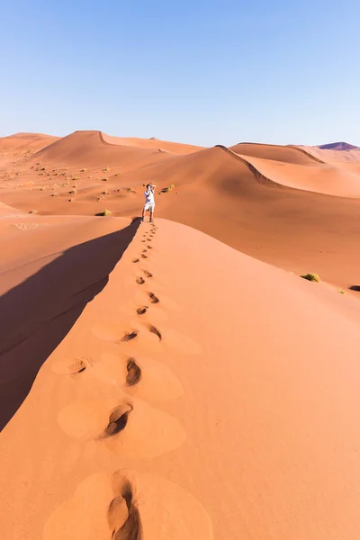Τουριστική εκμετάλλευση έξυπνο τηλέφωνο και τη λήψη φωτογραφιών στο γραφικό αμμόλοφους στο Sossusvlei, έρημο Namib, εθνικού πάρκου Namib Naukluft, Ναμίμπια. Περιπέτεια και εξερεύνηση στην Αφρική. — Φωτογραφία Αρχείου