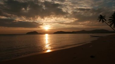 Günbatımı sarma palmiye ve huysuz gökyüzü ile tropikal plaj üzerinde. Koh Mak, upgrowing seyahat hedef Tayland.