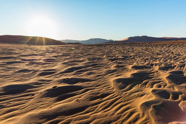 Ondas panorâmicas e dunas de areia em Sossusvlei, Namib Naukluft National Park, melhor atração turística e de viagens na Namíbia. Aventura e exploração em África . — Fotografia de Stock