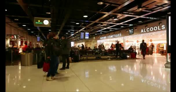 Paris, França - 20 de dezembro de 2016: lapso de tempo de passageiros e viajantes correndo e fazendo compras no terminal internacional no aeroporto Charles de Gaulle, Paris, França . — Vídeo de Stock