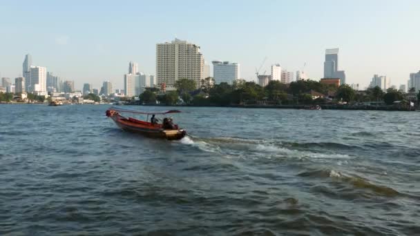 Lodě, plavba na řece Chao Praya, Bangkok, Thajsko. Expanzivní pohled na panorama. — Stock video