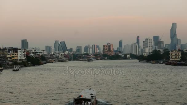 Lodě, plavba na řece Chao Praya za soumraku, Bangkok, Thajsko. Expanzivní pohled na panorama. — Stock video