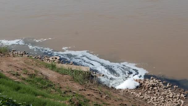 Ściekowych kanalizacji unthreated zanieczyszczonej wody do rzeki Mekong, Tajlandia, Azja Południowo-Wschodnia. — Wideo stockowe