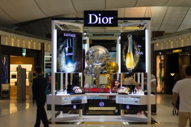 Bangkok, Tayland - 19 Aralık 2016: Suvarnabhumi Uluslararası Havaalanı, Bangkok, Tayland, Thailand, Dior mağaza. Yakın çekim.