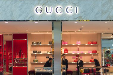 Bangkok, Tayland - 19 Aralık 2016: Suvarnabhumi Uluslararası Havaalanı, Bangkok, Tayland, Thailand Gucci ayrıntıları saklar. Yakın çekim. Gucci olduğunu bir İtalyan moda ve deri eşya markası, ben 1920 yılında kurulan