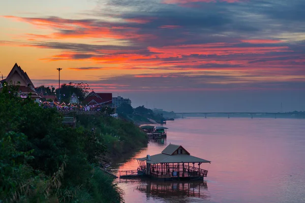 Stunning landscape at Nong Khai, Thailand, on the opposite Mekong river bank. Outstanding colorful cloudscape at dusk. — Stock Photo, Image