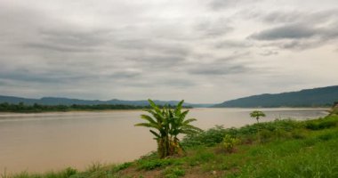 Zaman atlamalı görkemli Mekong Nehri akan ve doğal gökyüzü. Tayland'dan nehir görüntülendi Laos karşı yakasında, çarpıcı manzara.