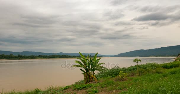 Lapso de tempo do majestoso rio Mekong fluindo e céu cênico. Paisagem deslumbrante no Laos na margem oposta, vista da margem do rio Tailândia . — Vídeo de Stock