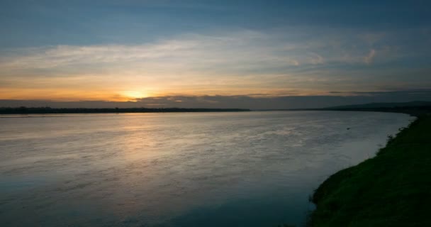 Upływ czasu od majestatyczny Mekong rzeki przepływające i scenic niebo. Wspaniały krajobraz w Laosie na przeciwległym brzegu, obejrzeli z Tajlandii, nad rzeką. — Wideo stockowe