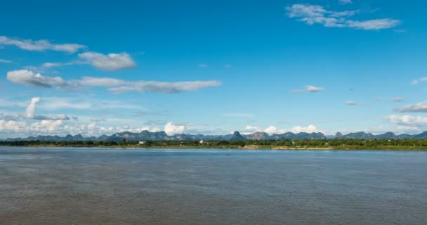 Lasso di tempo del maestoso fiume Mekong che scorre e cielo panoramico. Paesaggio mozzafiato in Laos sulla riva opposta, visto dalla riva del fiume Thailandia . — Video Stock