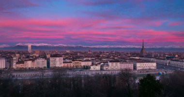 Mole Antonelliana binalar üzerinde yükselen ile Torino (Turin, İtalya) manzarası. Timelapse video gündoğumu ile renkli gökyüzü parlak Alps içinde belgili tanımlık geçmiş.