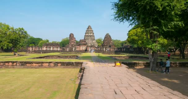 Phimai, Thailandia - Dicembre 2016: Gruppo di turisti in visita al parco storico di Phimai, antico insediamento Khmer, Thailandia nord-orientale . — Video Stock