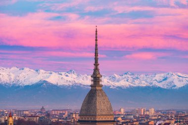 Torino (Turin, İtalya): şehrin üzerinde yükselen Mole Antonelliana ayrıntılarını gündoğumu, cityscape. Arka planda karlı Alpler'in doğal renkli ışık.