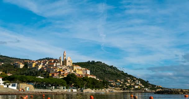 A történelmi város a Cervo, Liguria, Olaszország, ült a hegyek, a Ligur-tenger előtt. Festői mozgás felhők idő telik el. — Stock videók