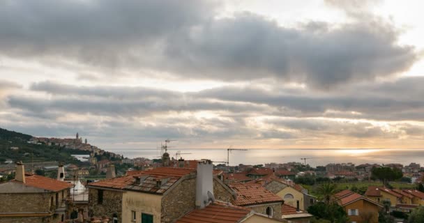 Historické město Cervo, Liguria, Itálie, posazený na kopcích Ligurského moře. Malebné pohybu mraků časová prodleva. — Stock video