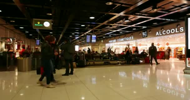 Paris, França - 20 de dezembro de 2016: lapso de tempo de passageiros e viajantes correndo e fazendo compras no terminal internacional no aeroporto Charles de Gaulle, Paris, França . — Vídeo de Stock