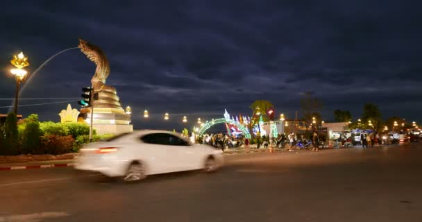 Nakhon Phanom, Thaiföld - December, 2016: a forgalom, és a nép barangolás a fő téren éjszaka: Nakhon Phanom, Thaiföld. — Stock videók