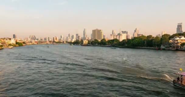 Gün batımında, Bangkok, Tayland, Thailand Chao Praya Nehri üzerinde seyir tekneler. Zaman atlamalı, Skyline geniş görünüm. — Stok video