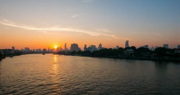 Схід сонця поза skyline Бангкок, Таїланд. Човни круїз по річки Чао Прайя. Проміжок часу, експансивний подання. — стокове відео