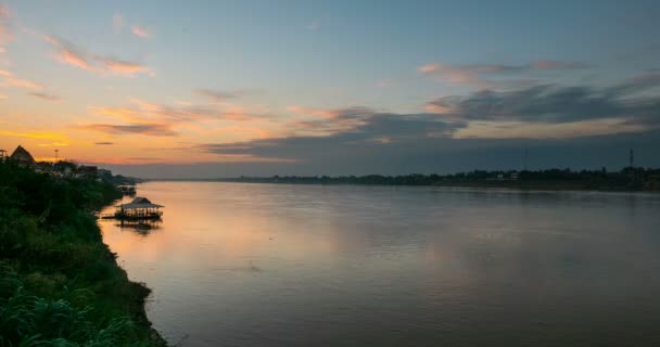 Time-lapse van majestueuze Mekong rivier stroomt en schilderachtige hemel. Prachtige landschap in Laos aan de tegenoverliggende oever, gezien vanuit Thailand riverside. — Stockvideo