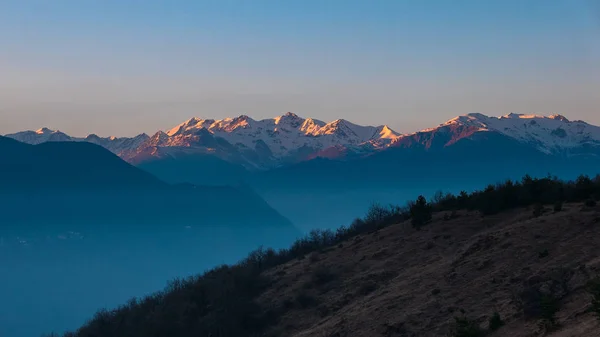 Mountain silhouette and stunning sunlight at dusk, italian Alps — Stock Photo, Image