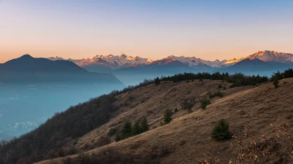 Silhueta de montanha e luz solar deslumbrante ao entardecer, Alpes italianos — Fotografia de Stock