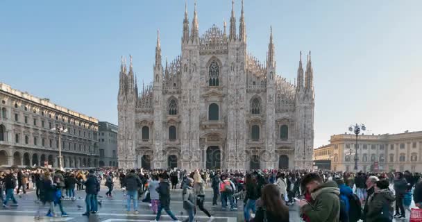 Milan, İtalya - 3 Ocak 2017: Milano, İtalya (Piazza Duomo, Milano), doğal katedral Meydanı üzerinde yürüyen turist. Zaman atlamalı. — Stok video