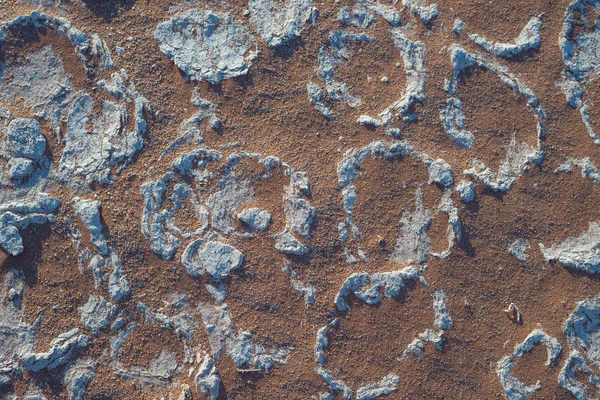 Grietas de lodo en suelo arcilloso con arena roja. Sossusvlei, Namib Naukluft National Park. Fondo y textura natural . —  Fotos de Stock