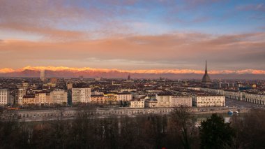 Torino (Turin, İtalya): geniş cityscape arka planda karlı Alpler'in doğal renkli ışık ile alacakaranlıkta.